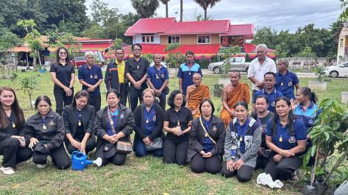 พช.จังหาร จังหวัดร้อยเอ็ด: กิจกรรมผู้นำอาสาพัฒนาชุมชน (ผู้นำอช.) ร่วมกิจกรรมปลูกต้นไม้ (ต้นมะม่วง)ในวันต้นไม้โลก